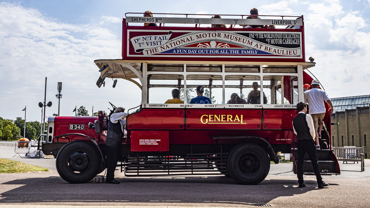 Bus at Beaulieu.